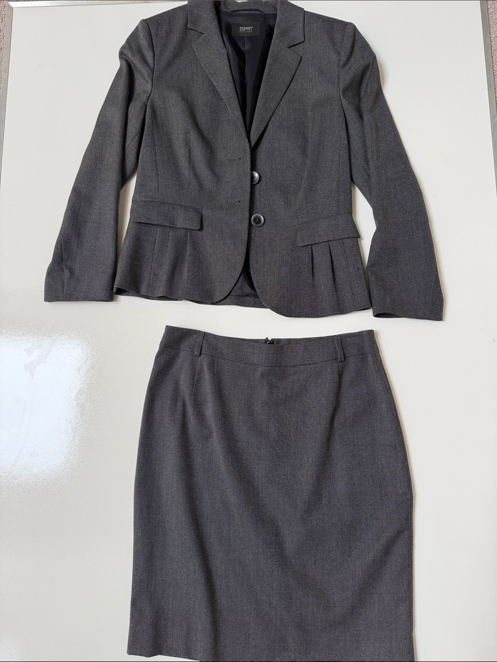 Esprit suit sz 6